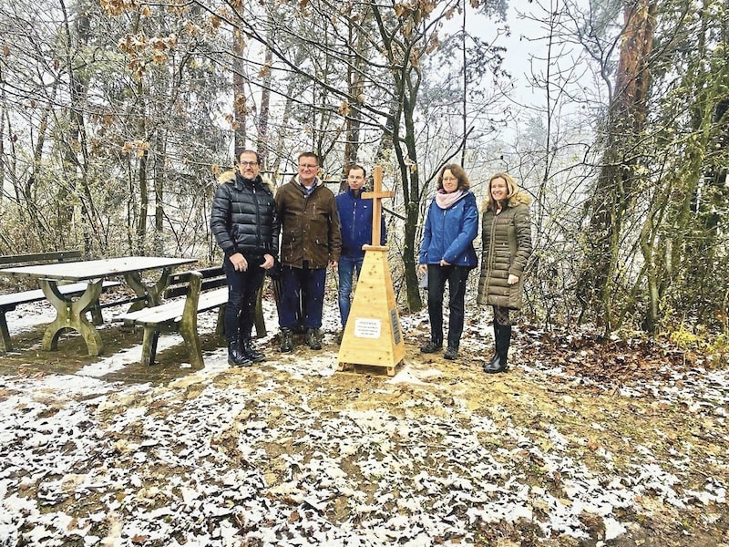 39 Jahre später wurde eine neue Pyramide von Gemeiderat Manfred Potzmann, Bernhard und Dietmar Strobl, Verschönerungsvereins-Obfrau Erna Bischof und Vizebgm. Tanja Illedits enthüllt. (Bild: Christian Schulter)