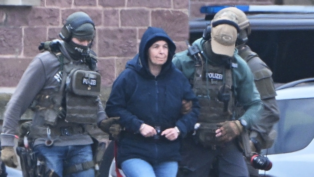 La ex terrorista Daniela Klette con las fuerzas de seguridad (Bild: APA/dpa/Uli Deck)