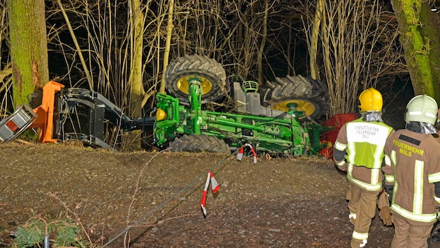 The tractor crashed but came to rest between the trees and had to be recovered. (Bild: ZOOM.TIROL)