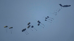 Fünf Menschen wurden von einer vom Himmel stürzenden Ladung erschlagen, weil sich der Fallschirm nicht richtig geöffnet hatte. (Bild: Associated Press)
