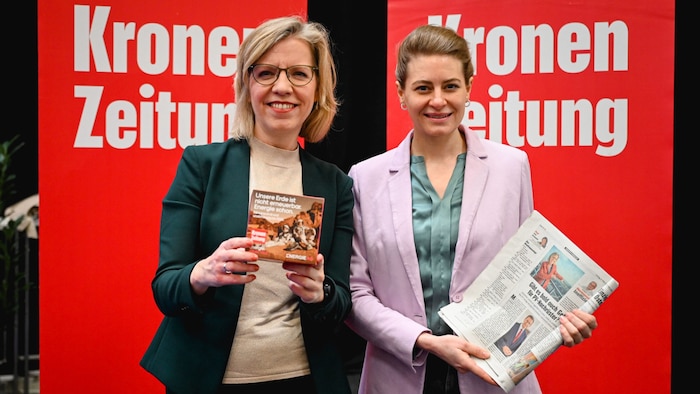 Umwelt- und Energieministerin Leonore Gewessler mit „OÖ-Krone“-Chefredakteurin Alexandra ...