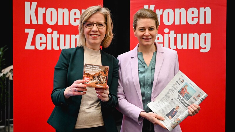 Umwelt- und Energieministerin Leonore Gewessler mit „OÖ-Krone“-Chefredakteurin Alexandra Halouska (r.). (Bild: Markus Wenzel)