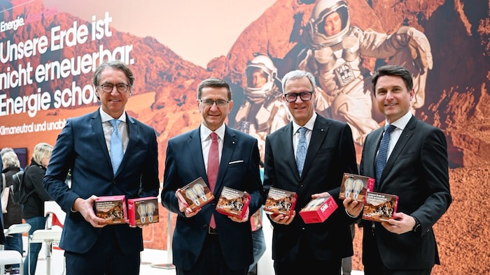 Energie-AG-Aufsichtsratschef Markus Achleitner (2. v. l.) mit Vorstandschef Leonhard Schitter, ...