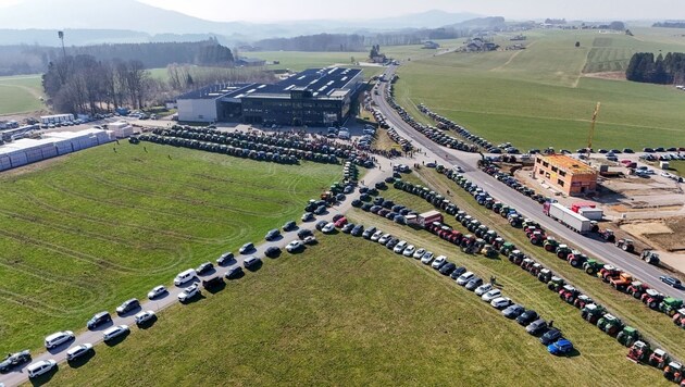 Around 450 tractors and several thousand farmers were waiting for the Minister of Agriculture (Bild: Harald Dostal)