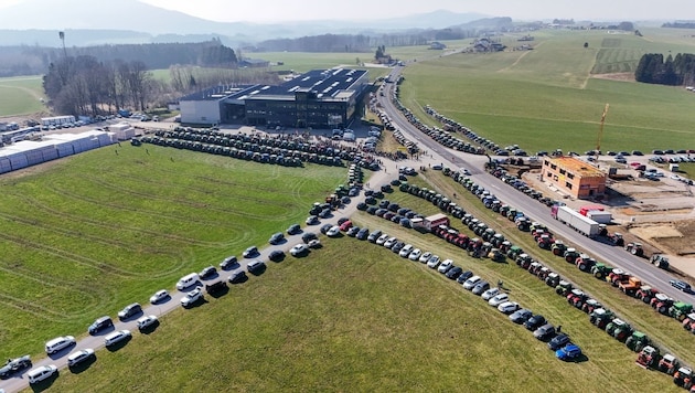 Rund 400 Traktoren und Hunderte Landwirte warteten auf den Landwirtschaftsminister. (Bild: Harald Dostal)