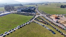 Rund 400 Traktoren und Hunderte Landwirte warteten auf den Landwirtschaftsminister. (Bild: Harald Dostal)