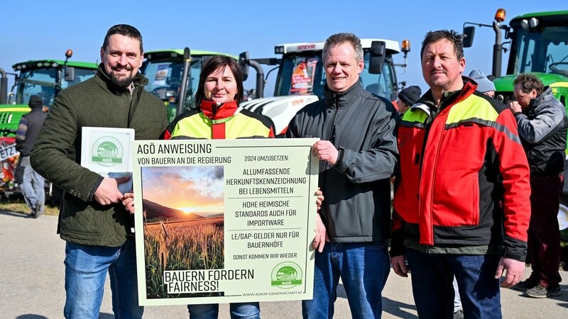 Siegfried Salchenegger, Martina Mittermayr, Simon Holzmüller und Johann Konrad von der Agrargemeinschaft für Österreich überreichten dem Minister diese Tafel mit ihren Forderungen.   (Bild: Harald Dostal)