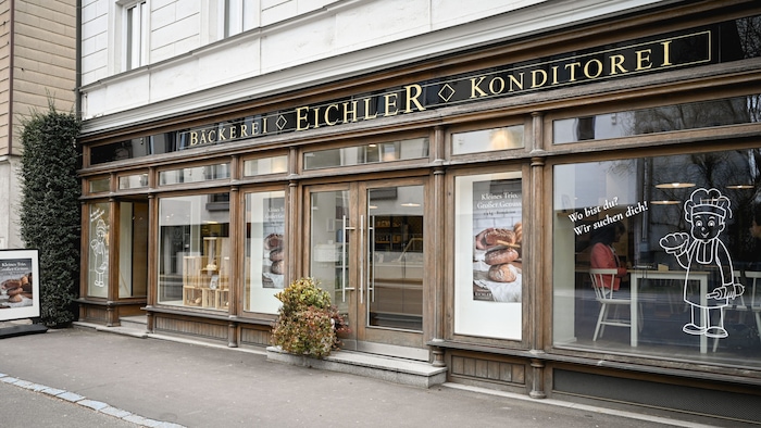 „Wo bist du?“ Im Schaufenster der Filiale in der Leonfeldner Straße wird auch darauf ...