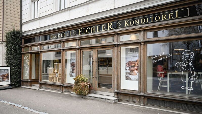 „Wo bist du?“ Im Schaufenster der Filiale in der Leonfeldner Straße wird auch darauf hingewiesen, dass Personal gesucht ist. (Bild: Markus Wenzel)