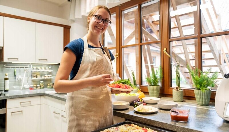 Dorfhelferin Anna Steiner in der Küche (Bild: NLK)