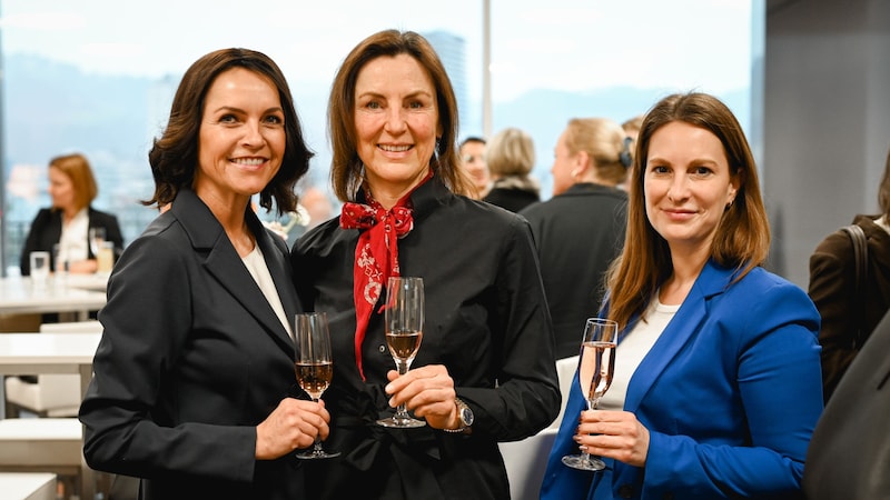 Simone Oberndorfer (l.) mit Ursula Bründl und Christina Hödlmayr (r.) beim „Get together“ in Linz. (Bild: Markus Wenzel)