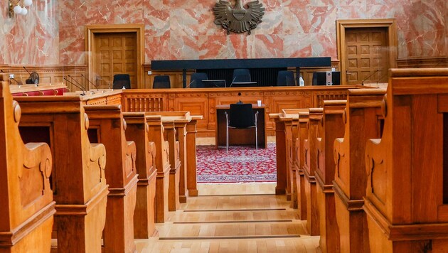 La salle de la cour d'assises du tribunal régional de Salzbourg (Bild: Tschepp Markus)