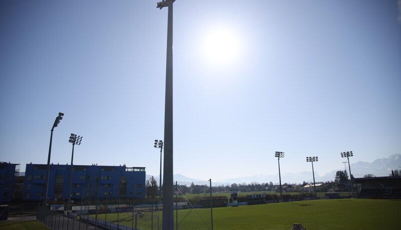 Rodeln hier bald Kinder? Auf der Längsseite des Stadions soll ein Erdwall kommen. (Bild: Tröster Andreas)