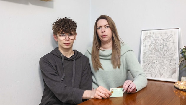 14-year-old Leon with his mother Julia Pflug and the no longer valid e-card (Bild: Scharinger Daniel)