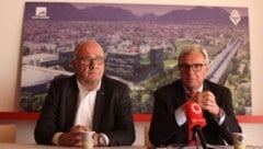 Austria-Präsident Claus Salzmann (l.) ließ ein Bild des geplanten Messe-Stadions hinter Stadtchef Preuner platzieren. (Bild: Tröster Andreas)