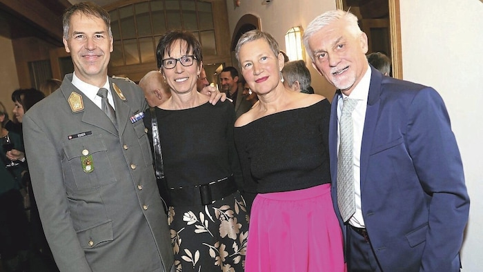 The new (left) and former (right) military commanders of Carinthia accompanied by their wives.