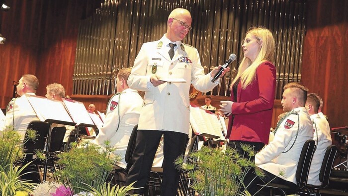 "Krone" editor Jennifer Kapellari appealing for donations at the gala concert.