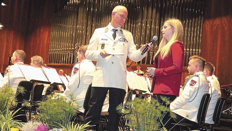 „Krone“-Redakteurin Jennifer Kapellari bei ihrem Spendenaufruf auf dem Galakonzert.  (Bild: Uta Rojsek-Wiedergut)