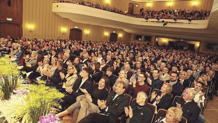 The guests were enthusiastic about the musical performance and were eager to spend.