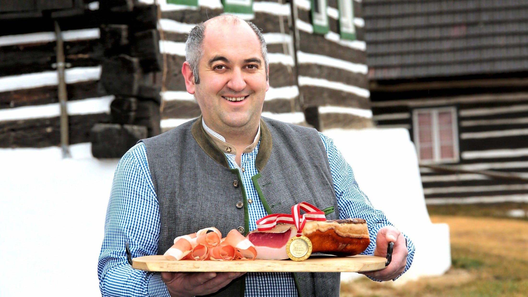 Hansi Kraßnig delivers the Easter snack to your door.