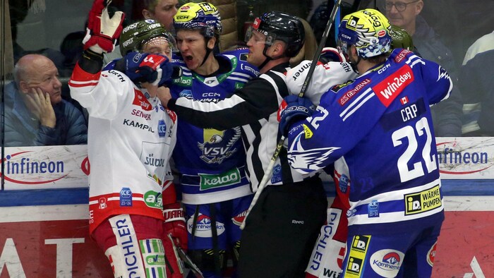 VSV-Crack Maxim Golod (Zw. v. li.) fehlt in Spiel vier gegen Bozen gesperrt.