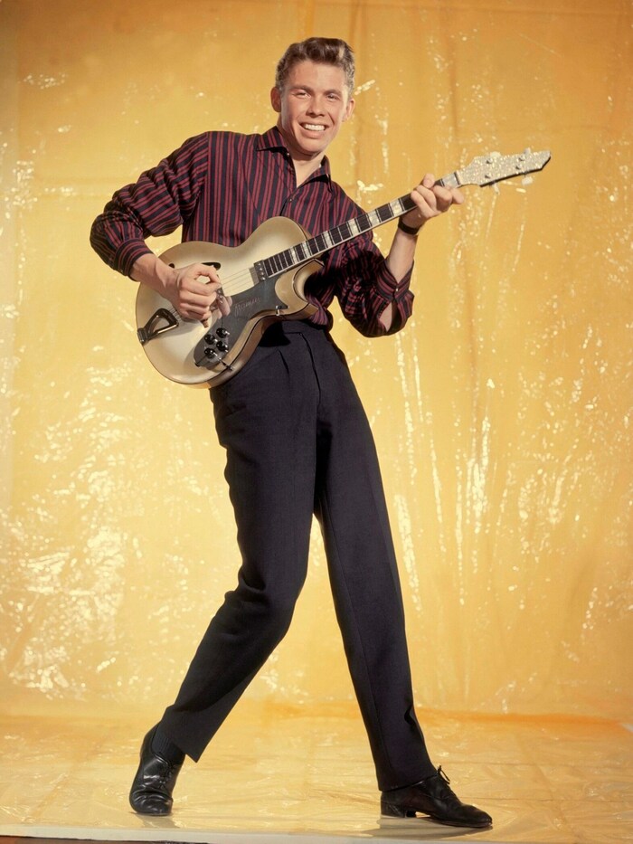 Seit Jahrzehnten steht Peter Kraus auf der Bühne. Jetzt will er der älteste Rock ‘n‘ Roller der ...