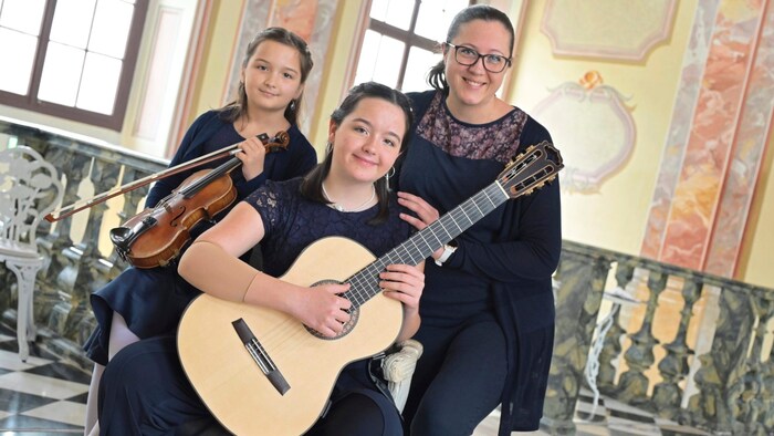 Drei Mäderlhaus: Sisters Luisa and Sophia with mom Martina Putz accompanied the little ones during their performance in the concert hall. 