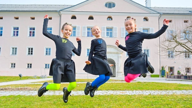 A leap for joy: Marie, Zoe and Maria from the "Flö 3" ensemble won 1st prize with distinction. 