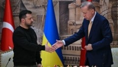 Von links: der ukrainische Präsident Wolodymyr Selenskyj und sein türkischer Amtskollege Recep ...