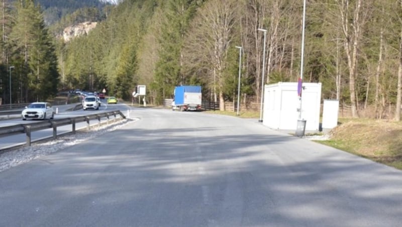 Hier, mehrere Kilometer vor dem künftigen Südportal aber 100 Meter vor der Einfahrt zum Campingplatz, will das Land die Mautstelle positionieren. (Bild: Daum Hubert)