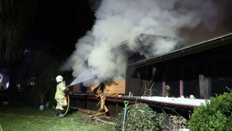 Die Feuerwehr brauchte rund eine Stunde, um den Brand zu löschen. (Bild: Maurice Shourot)