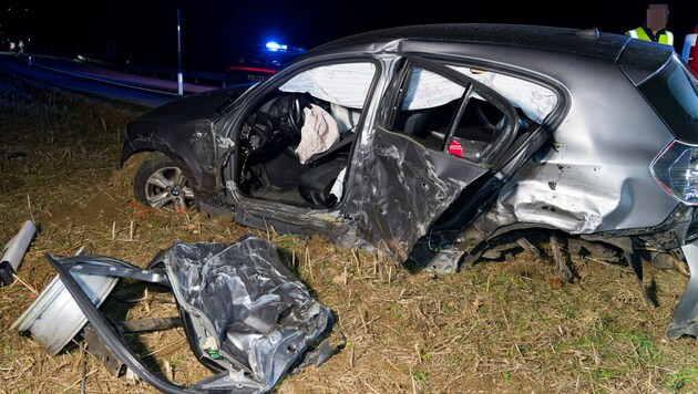 The car was completely destroyed after the accident. (Bild: TEAM FOTOKERSCHI / MARTIN SCHARINGER, Krone KREATIV)