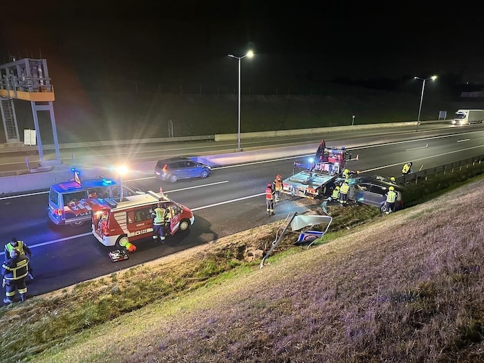Das Fahrzeug kam neben einem Aufpralldämpfer zum Stehen.