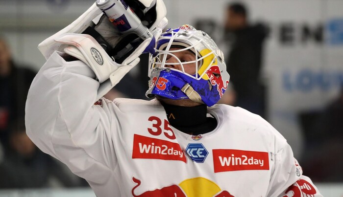 Hat im Goalie-Duell mit Linz’ Tirronen klar die Nase vorn: Eisbulle Tolvanen (re.).