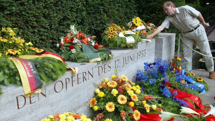 Zum 50. Jahrestag des Arbeiteraufstandes in der DDR wurde 2003 der Opfer des Volksaufstandes mit ...
