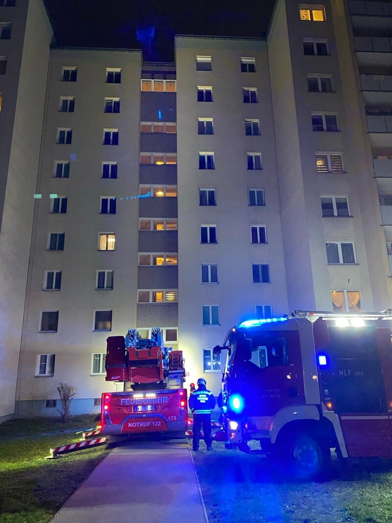 Einsatzkräfte der Berufsfeuerwehr vor dem betroffenen Wohnblock. (Bild: Stadt Wien/ Feuerwehr)