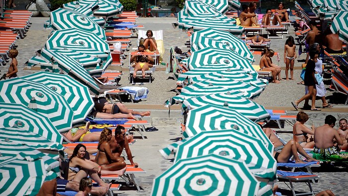 Bañistas en una playa de Génova
