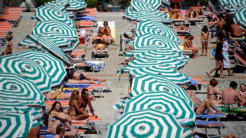 Badegäste an einem Strand in Genua (Bild: APA/AFP/OLIVIER MORIN)