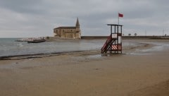 Trotz Wiederbelebungsversuche konnte der Tourist am Strand nicht gerettet werden.