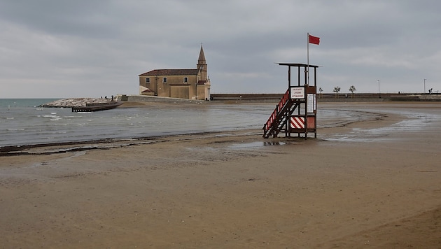 Trotz Wiederbelebungsversuche konnte der Tourist am Strand nicht gerettet werden.