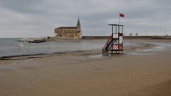 Die Inhaber vieler italienischer Strandbäder befürchten, dass dieses Jahr zahlreiche Beobachtungstürme leer bleiben könnten. (Bild: TRFilm - stock.adobe.com)