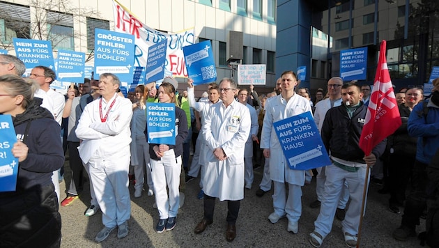 Express-Protest: So schnell wie möglich kehrten die Böhlerianer von ihrer Versammlung wieder zu ihren Patienten zurück. (Bild: Gerhard Bartel)