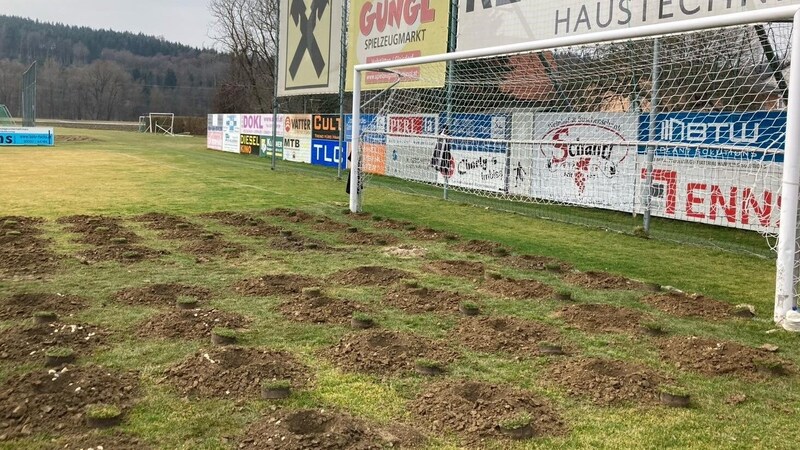 Mit Bohrungen soll das Wasserproblem in den Griff bekommen werden. (Bild: FC Gleisdorf 09)