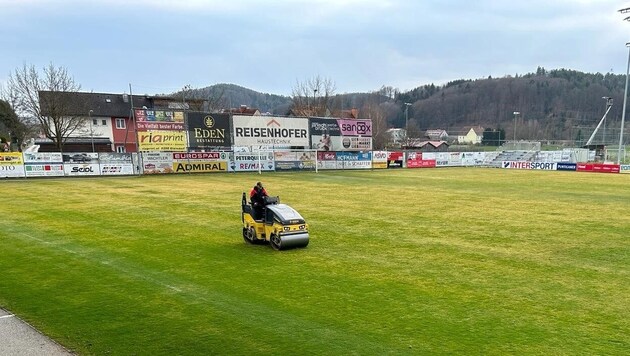 Schon in der vorigen Saison hat’s in Gleisdorf Probleme mit dem Rasen gegeben ... (Bild: FC Gleisdorf 09)