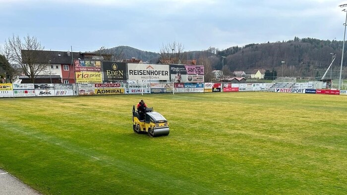 Der Rasen im Solarstadion ist wieder spieltauglich.