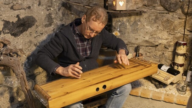 Günther Loacker discovered the monochord a few years ago - and it has changed his life for the better. (Bild: Maurice Shourot)