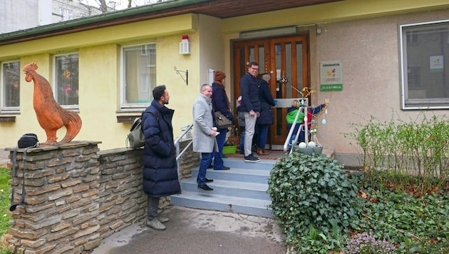 The kindergarten is due to close in the summer due to structural defects. The district and parents are protesting. (Bild: zVg)