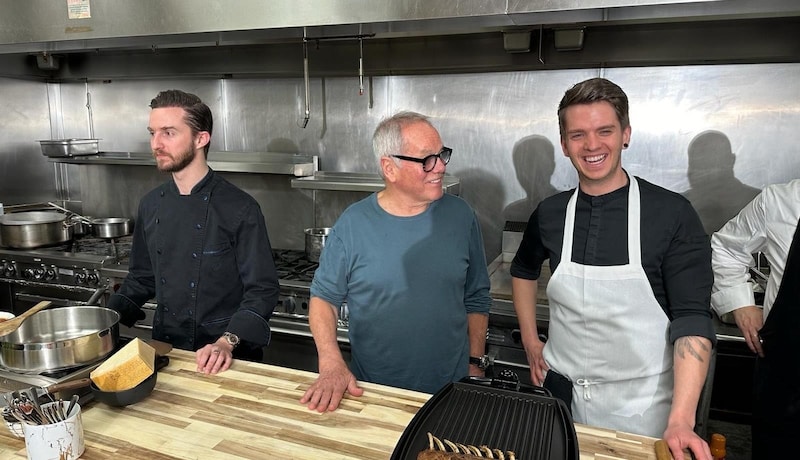 Bernhard Zimmerl (rechts) mit Wolfgang Puck und dessen Sohn Byron (Bild: Bernhard Zimmerl)