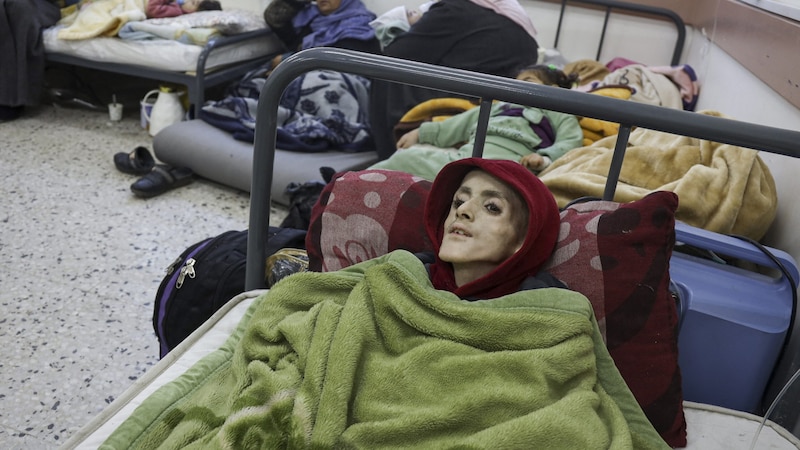 Das Bild des zehnjährigen Palästinensers Yazan Kafarneh erschütterte die Welt: Der schwer unterernährte und medizinisch unterversorgte Bub starb Anfang März in einem Krankenhausbett der Al-Awda-Klinik in Rafah. (Bild: AFP)