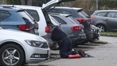 Polizisten durchsuchten das Auto der Verdächtigen. (Bild: Scharinger Daniel)